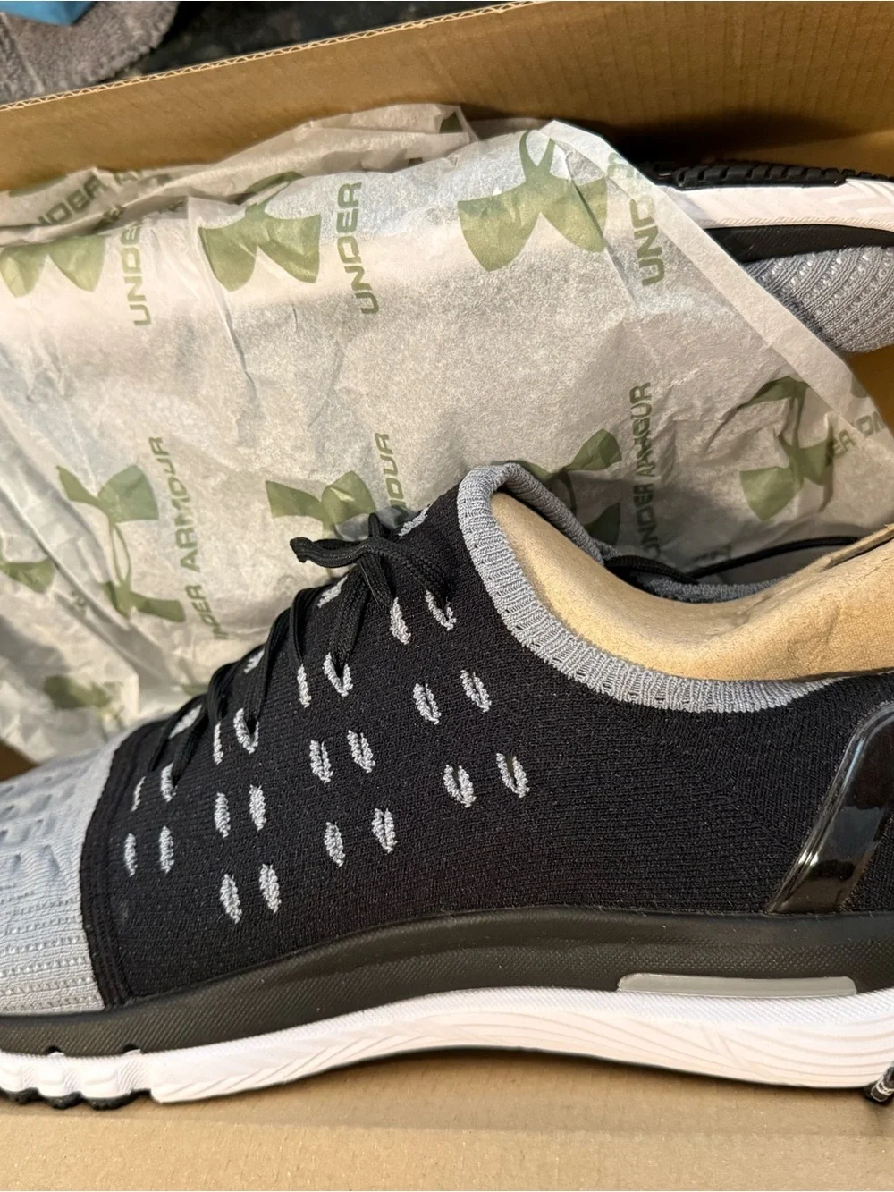 Under Armour Black and White UA Speedform Slingshot Box - Picture 2 of 5